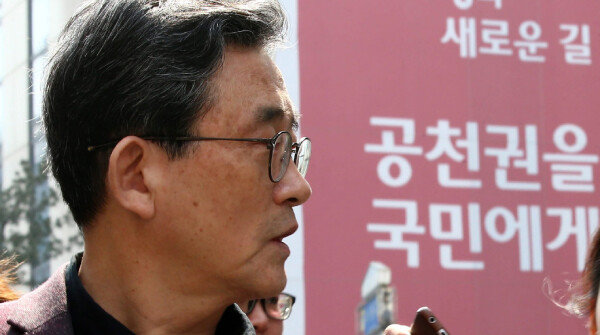 2016년 3월 20일 이한구 당시 새누리당 공천관리위원장이 서울 여의도 당사 기자실에서 20대 총선 후보 경선 지역 여론조사 결과 발표를 마친 뒤 당사를 나서고 있다. [전영한 동아일보 기자]