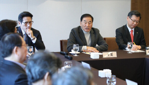이재오 국민통합연대 창립준비위원장(가운데)이 1월 9일 서울 중구 프레스센터에서 열린 ‘중도·보수대통합 제2차 정당-시민사회단체 대표자 연석회의’에서 발언하고 있다. [뉴시스]