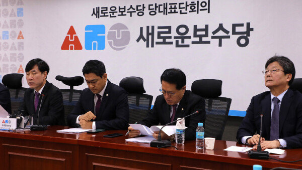 1월 8일 국회 의원회관에서 열린 제1차 당대표단·청년 연석회의에 참석한 하태경 새로운보수당 책임대표와 오신환·정운천 공동대표, 유승민 보수재건위원장(왼쪽부터). [동아DB]