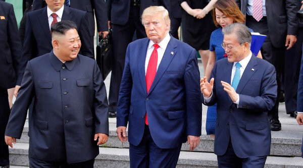 김정은 북한 국무위원장과 도날드 트럼프 미국 대통령이 2019년 6월 30일 판문점 공동경비구역(JSA) 자유의 집에서 회동을 마치고 나오고 있다. 오른쪽은 문재인 대통령. [뉴시스]