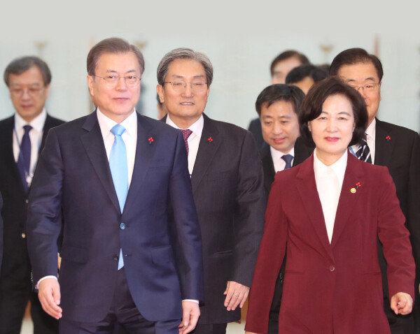문재인 대통령이 1월 2일 청와대에서 추미애 신임 법무부 장관에게 임명장을 수여하고 환담장으로 이동하고 있다. [박영대 동아일보 기자]
