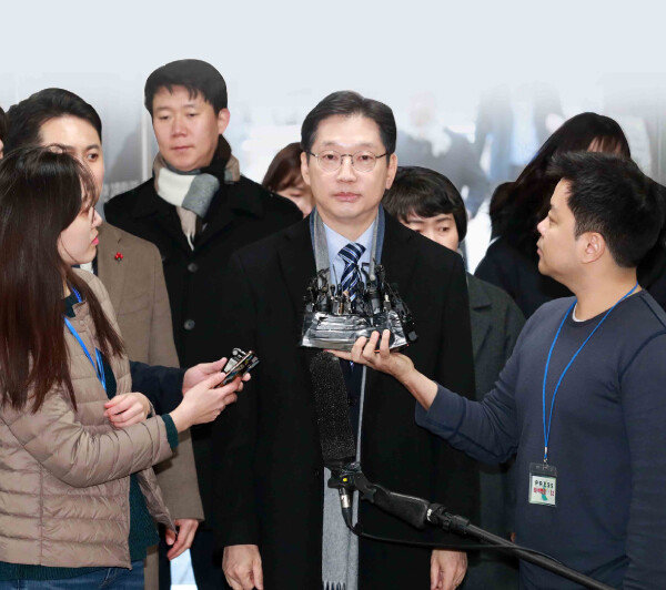 드루킹 댓글조작 사건과 관련해 재판을 받고 있는 김경수 경남지사가 1월 21일 서울 서초구 서울고등법원에서 열린 항소심 14차 공판에 출석하고 있다. [뉴시스]