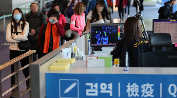 인천국제공항 제1터미널 입국장에서 질병관리본부 국립검역소 직원들이 열화상 카메라로 중국 공항에서 출발해 인천공항에 도착한 승객들의 체온을 측정하고 있다. [사진공동취재단]