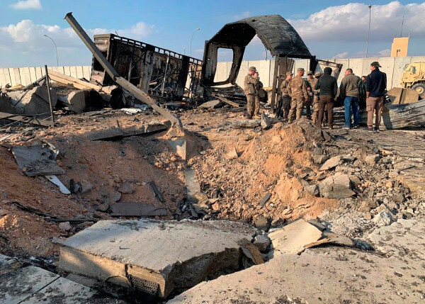 미국 군인들과 기자들이 1월 13일(현지 시간) 이라크 아인알아사드 미군 공군기지에 떨어진 미사일 흔적 옆에 서 있다. 이 기지는 1월 8일 이란의 ‘가셈 솔레이마니 폭살’ 보복 공습을 받았다. 