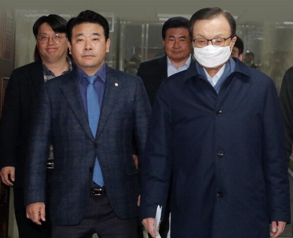 이해찬(오른쪽) 더불어민주당 대표와 박정 의원이 3월 10일 서울 여의도 국회에서 열린 비공개 의원총회에 참석하고 있다. 이날 민주당 지도부는 비례대표용 연합정당 참여에 관한 의견을 의원들로부터 수렴했다. [뉴스1]