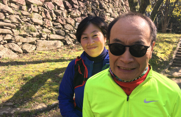정만용 씨는 몸이 굳어지는 것을 늦추기 위해 아침부터 저녁까지 움직인다. 그에게 운동은 생존을 위한 사투나 다름없다.  산책길에 밝게 웃는 두 사람. 