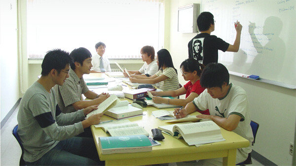인제대 의대 학생들의 수업 모습. 최근 각 의대는 교육과정에 토론 및 실습을 적극 도입하고 있다. [인제대 의대 제공]