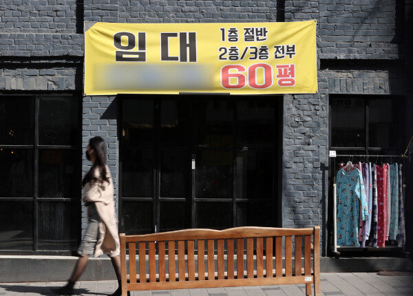 코로나19 사태와 경기 불황으로 인해 3월 20일 서울 서대문구 이화여대 인근 상가에 임대 안내문이 게시돼 있다. [뉴스1]
