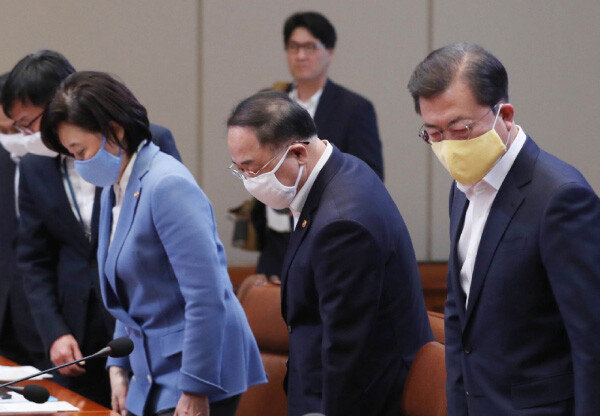  문재인 대통령이 3월 24일 청와대에서 코로나19 관련 2차 비상경제회의에 참석하고 있다. [청와대사진기자단]