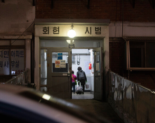 외로이 켜진 전등이 주민의 귀갓길을 지킨다.  