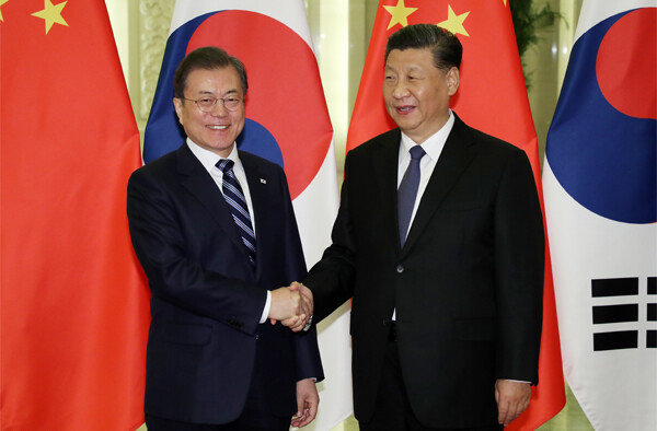 문재인 대통령과 시진핑 중국 국가주석이 2019년 12월 23일 중국 베이징 인민대회당에서 정상회담 전 악수를 하고 있다. [뉴시스]