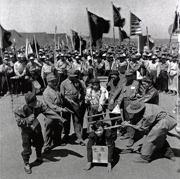 6·25 전쟁이 한창이던 1952년 7월 제주도포로수용소에 수용된 중국군 포로들이 마오쩌둥의 목을 톱으로 자르는 상황극을 연출하고 있다. [동아DB]
