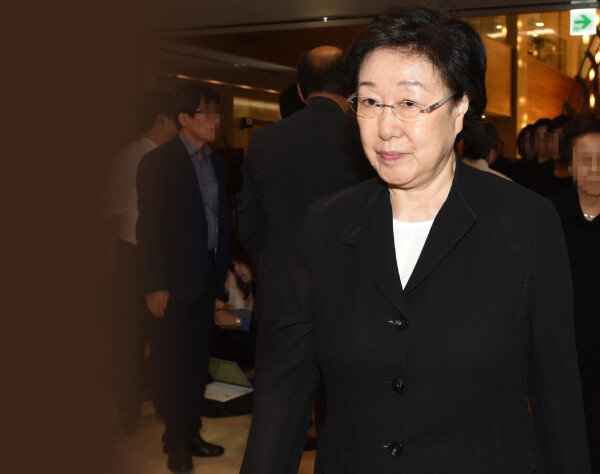 지난해 6월 11일 한명숙 전 국무총리가 서울 서대문구 신촌 세브란스병원 장례식장에 마련된 고(故) 이희호 여사의 빈소를 찾았다. [뉴스1]