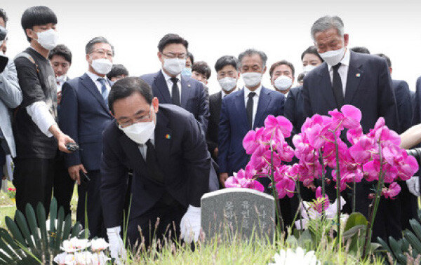 주호영 미래통합당 원내대표(가운데)를 비롯한 당 지도부가 5월 18일 광주 국립5·18민주묘지를 찾아 단체로 참배하고 있다. [동아DB]