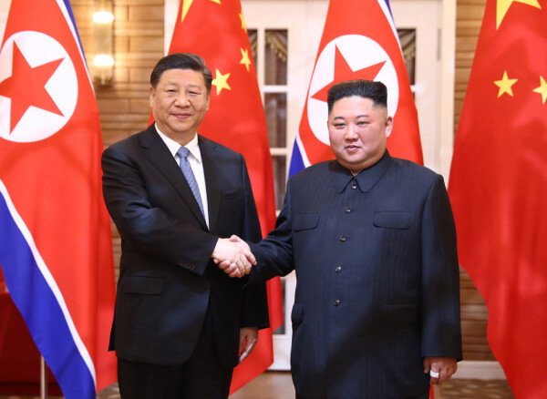 북한을 국빈 방문한 시진핑(왼쪽) 중국 국가주석이 지난해 6월 20일 평양 금수산 영빈관에서 김정은 북한 국무위원장과 정상 회담에 앞서 악수하고 있다.  [뉴시스]