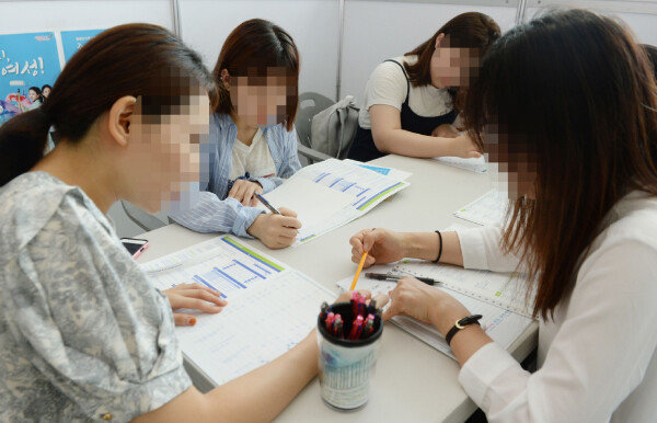 구직자들이 MBTI 성격유형 검사를 하고 있다. [뉴스1]