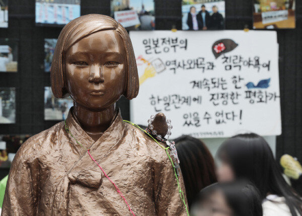 서울 종로구 옛 일본대사관 인근의 위안부 소녀상. [동아DB]