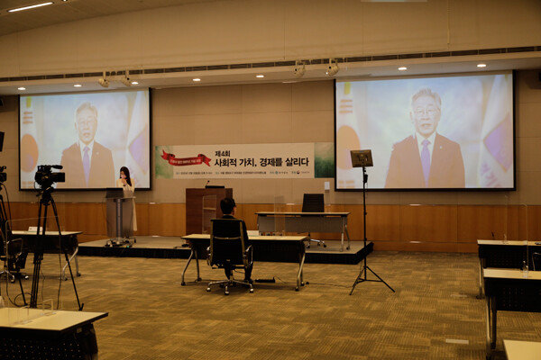 이재명 경기도지사는 영상 메시지를 통해 “무한경쟁 약육강식 시스템이 격차와 불균형을 더욱 키우고 있다”고 했다. [박해윤 기자]