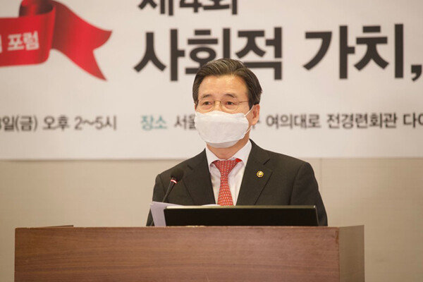 김용범 기획재정부 차관은 “코로나19 상처를 치유하는 게 급선무인 지금, 그 열쇠를 쥐고 있는 사회적 가치에 대해 논의하는 것은 매우 시의적절하다”고 말했다. [박해윤 기자]