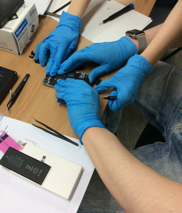 ‘수리할 권리’는 고장 난 전자기기를 직접 수리하는 모임이다. [수리할 권리]