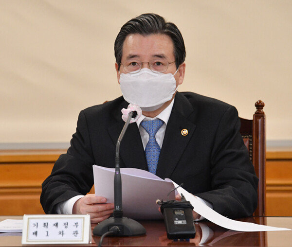 2월 2일 김용범 기획재정부 차관이 거시경제 금융회의에서 “게임스탑 사례를 언급하며 파장을 예의주시해나가겠다”고 말했다. [뉴스1] 