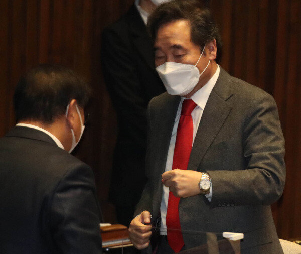 이낙연 더불어민주당 대표가 2020년 12월 14일 국회에서 열린 본회의에서 ‘대북전단 살포 금지법’(남북관계발전법 개정안)이 가결되자 김태년 원내대표와 주먹인사를 나누고 있다. [김동주 동아일보 기자]