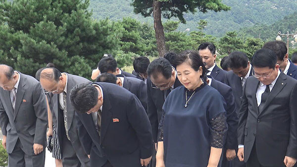 2018년 8월 3일 북한 금강산에서 열린 고 정몽헌 회장 15주기 추모식에서 현정은 현대그룹 회장 및 임직원들이 고인을 추모하고 있다. [현대그룹]