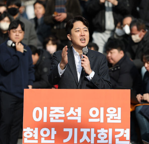 이준석 개혁신당 의원이 2월 2일 오후 서울 마포구 홍대입구역에서 현안 기자회견을 열고 발언하고 있다. 뉴스1