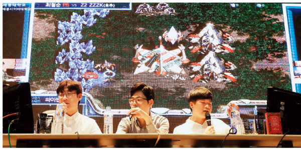 10월 31일 서울 광진구 세종대 학생회관에서 펼쳐진 ‘인간 vs 인공지능’의 스타크래프트 대결.[뉴스1]