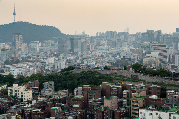  전망대에서 볼 수 있는 서울의 기이한 풍경. 한양도성을 기점으로 그 아래로는 산동네 주택, 위로는 고층빌딩의 스카이라인이 대조적으로 펼쳐진다. [지호영 기자]
