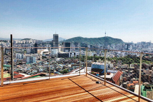 목조 데크가 깔린 전망대 옥상에서 내려다본 풍경. [사진 제공 · 조진만건축사사무소]
