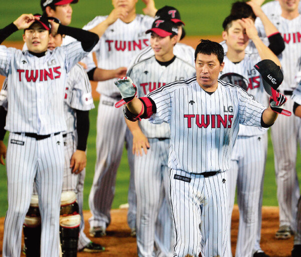 선수 생활을 마감한 LG 트윈스 이병규(맨 앞)가 2017년 7월 9일 오후 잠실야구장에서 열린 ‘2017 KBO 리그’ 한화 이글스와 LG의 경기가 끝난 뒤 영구결번식에서 팬들에게 인사하고 있다. [뉴스1]