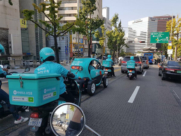 배달의민족 주문을 배달하는 오토바이 기사들. [우아한형제들 제공]