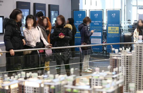 최근 일반 분양을 진행한 서울 강남구 ‘개포 프레지던스 자이’ 견본주택에서 분양 희망자들이 아파트 모형을 둘러보고 있다. [뉴시스]