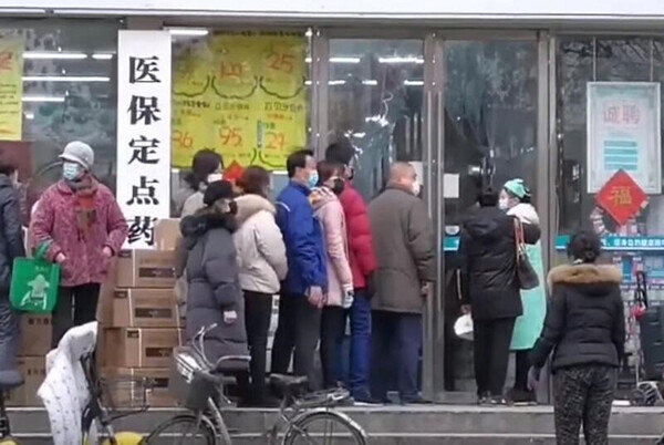 우한 시민들이 약품을 사기위해 약국 앞에서 줄을 서고 있다. [China News Service]