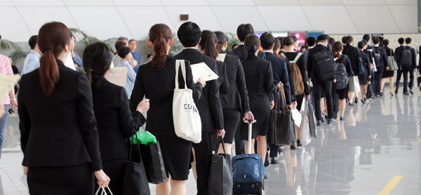 지난해 5월 26일 국가공무원 9급 공개경쟁채용 수험생들이 경기 고양시 킨텍스에 마련된 면접시험장으로 이동하고 있다. [뉴스1] 