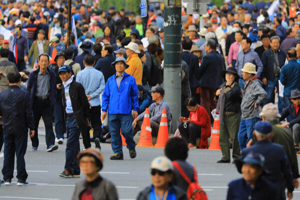 지난해 10월 9일 서울 광화문광장에서 전광훈 목사가 주최한 집회에 참가한 노인들. [동아일보DB]