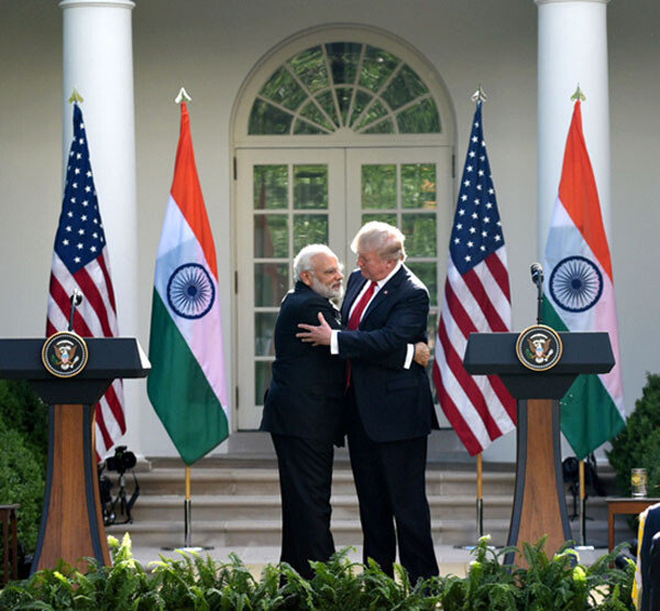 트럼프 대통령과 모디 총리가 2017년 6월 백악관 기자회견에서 포옹하고 있다. [인도 총리실]