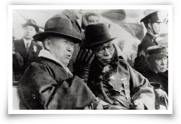 1945년 12월 1일 임시정부 요인 환영회에 참석한 이승만(왼쪽)과 김구. [동아일보]