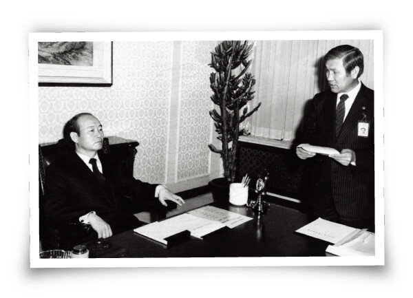 1982년 12월 19일 전두환 대통령(왼쪽)이 청와대에서 노태우 정무제2장관으로부터 주요 업무 계획을 보고받고 있다. [동아일보]