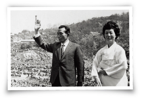 1971년 4월 25일 대선 유세장에서 인사하는 박정희 후보 부부. 
[동아일보]