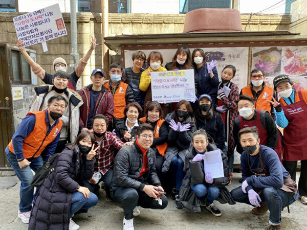 김예분이 이끄는 연예인봉사단 ‘더브릿지’의 활동 모습. [사진 제공=김예분] 
