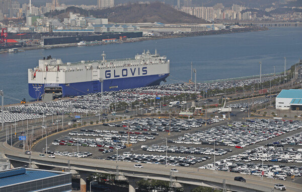 코로나19의 세계적 대유행으로 자동차, 반도체, 정유·화학 등 한국 주력 수출업종의 실적 악화 우려가 커지고 있다. 3월 18일 오전 현대자동차 울산공장 수출선적부두에 완성차들이 대기하고 있다. [뉴스1]
