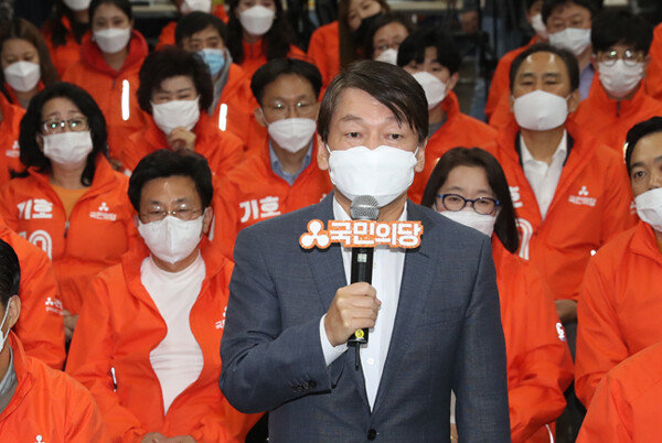 국민의당 안철수 대표가 4월 15일 서울 마포구 서울시당 당사에 마련된 21대 총선 개표상황실을 찾아 출구조사에 대해 입장을 밝히고 있다. [뉴스1]