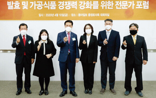 포럼 참가자들이 
기념 촬영을 하고 있다. 
박성원 동아일보 출판국장, 김미옥 충북6차산업활성화
지원센터장, 국회 농림축산식품
해양수산위원회 소속 미래한국당 정운천 의원, 이해정 가천대 식품영양학과 교수, 이효재 제이네추럴에프앤비 대표, 구자홍 주간동아 차장(왼쪽부터). [조영철 기자]