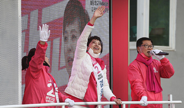 4월 14일 경기 성남시 분당구 한 아파트 단지 인근에서 지지를 호소하는 김은혜 미래통합당 후보. [뉴스1]