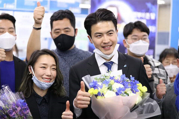 21대 총선 오영환 경기 의정부갑 당선인이 아내 김자인 선수(왼쪽 아래)와 함께 당선을 축하하고 있다. [뉴시스]