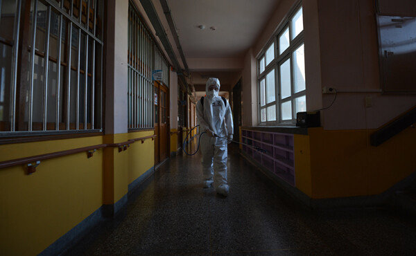 4월 21일 육군 50사단 장병들이 대구 중구의 한 초등학교를 방역하고 있다. [뉴시스]