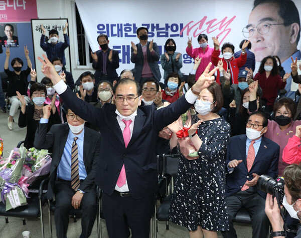 4월 16일 태영호(태구민) 미래통합당 강남갑 후보가 자신의 선거사무소에서 당선이 확실시 되자 기뻐하고 있다. [뉴스1]