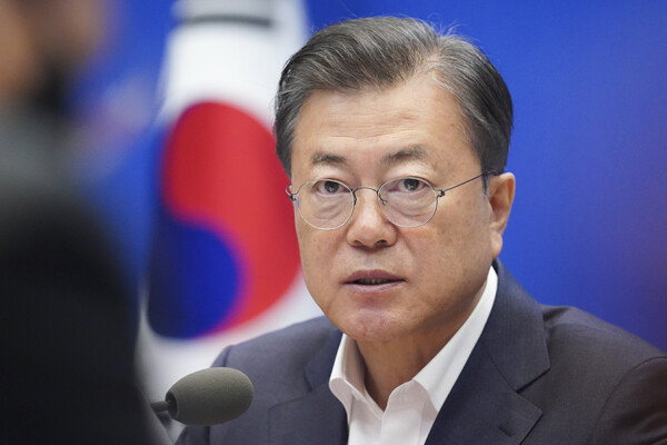 문재인 대통령이 4월22일 청와대에서 열린 제5차 비상경제회의에서 발언하고 있다. [뉴시스]